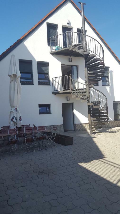 Apartments Zum Bayrisch Pub Вайсенгорн Екстер'єр фото