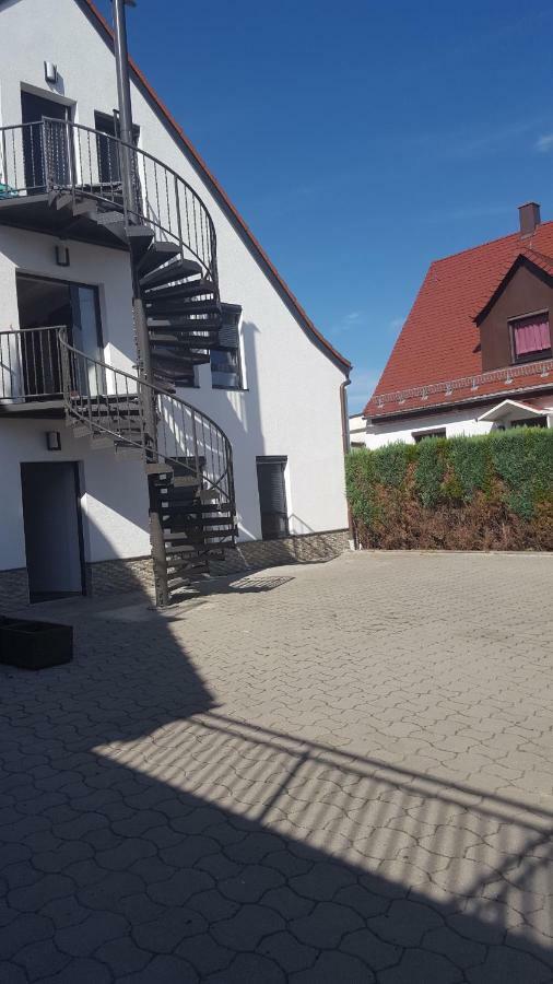 Apartments Zum Bayrisch Pub Вайсенгорн Екстер'єр фото