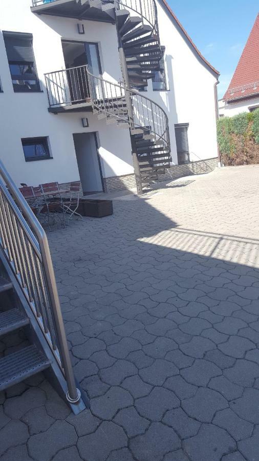 Apartments Zum Bayrisch Pub Вайсенгорн Екстер'єр фото